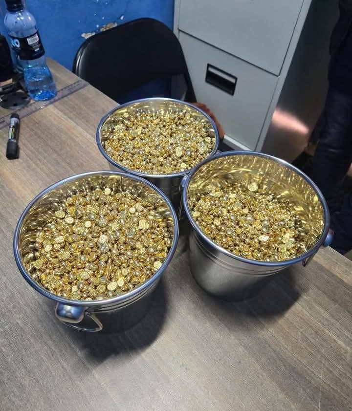 gold-nuggets-buckets-nfI-WVIB.jpg